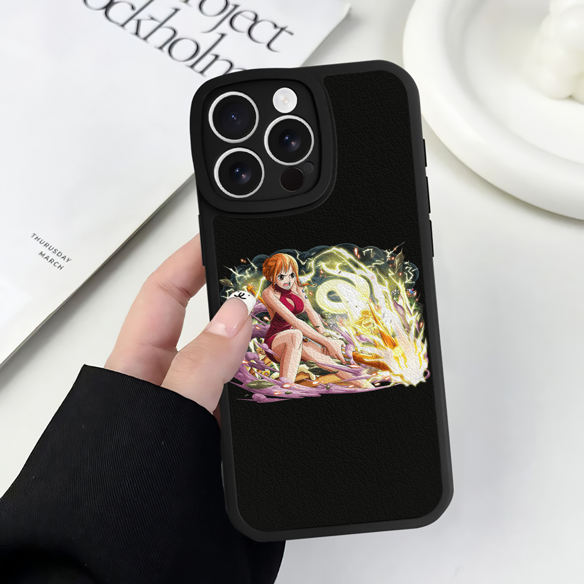 （画像用） ワンピース ナミ ONE PIECE Nami 【iPhone 16シリーズ対応】シリコンスマホケース（レザー調） 材質：シリコン